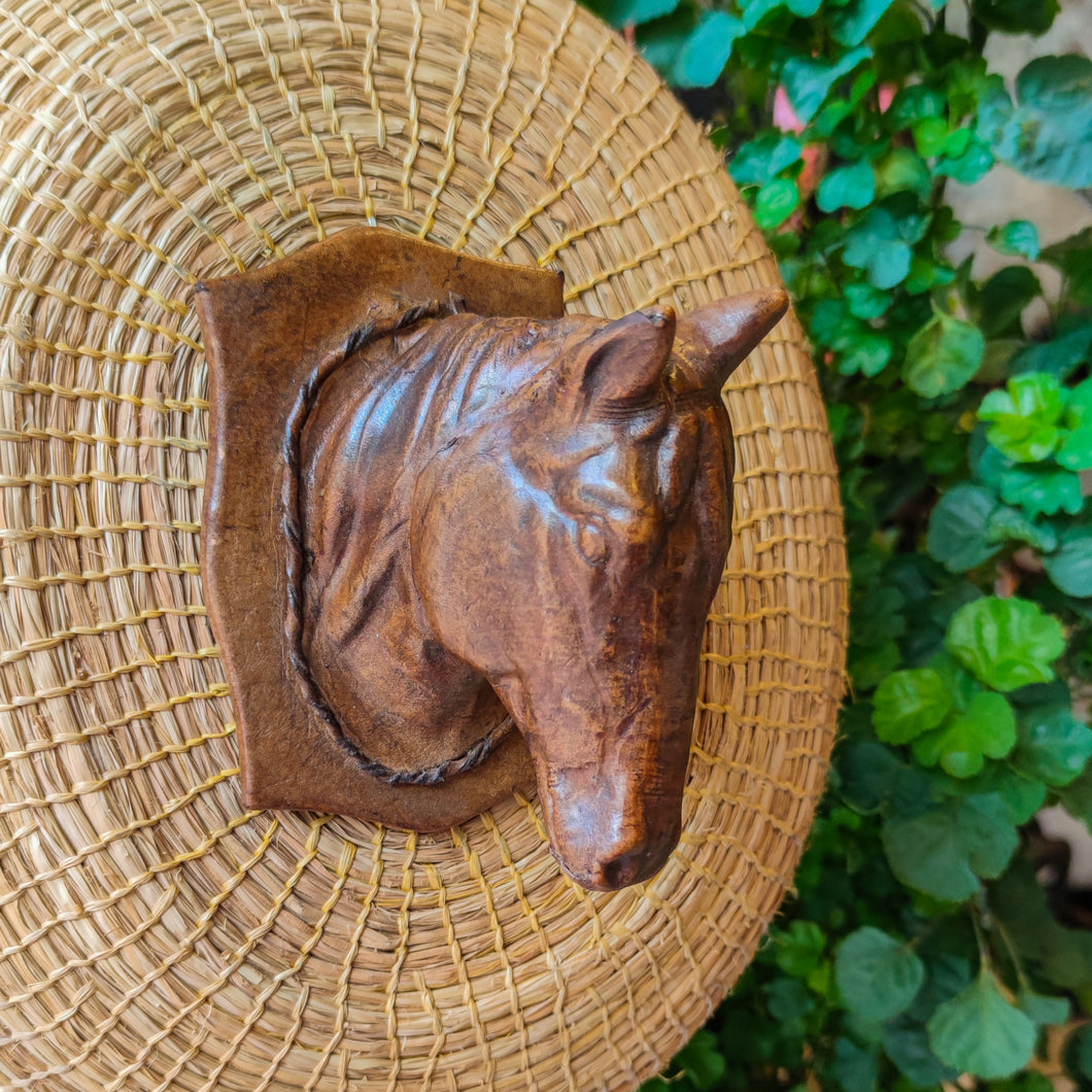 Escultura cabeza caballo en cuero